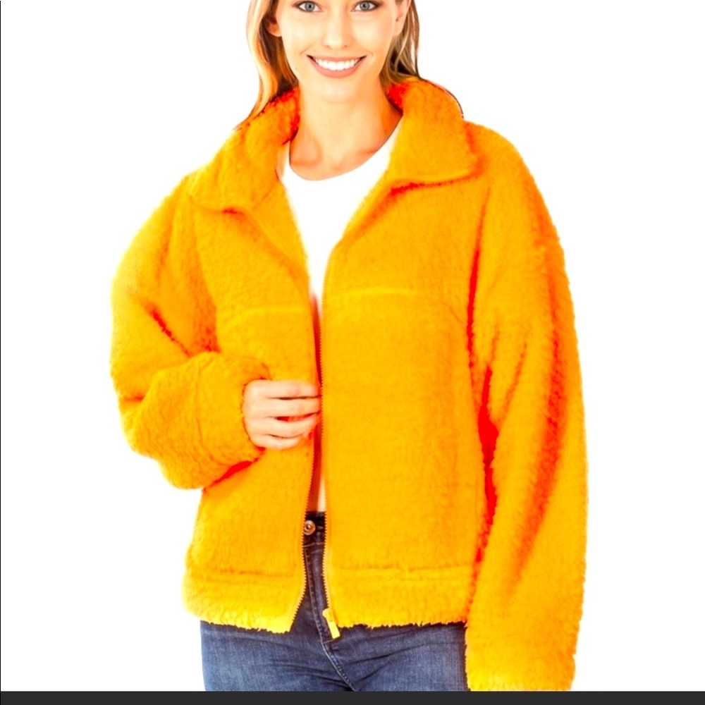 NWT Extremely Soft Sherpa Jacket

Sherpa fabric on interior and exterior